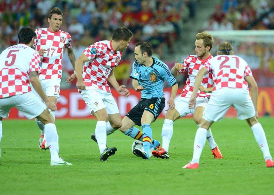 España sufre pero vence 1-0 a Croacia y clasifica