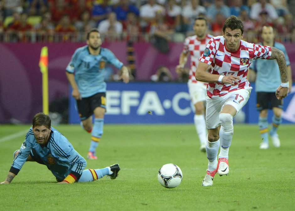 España sufre pero vence 1-0 a Croacia y clasifica