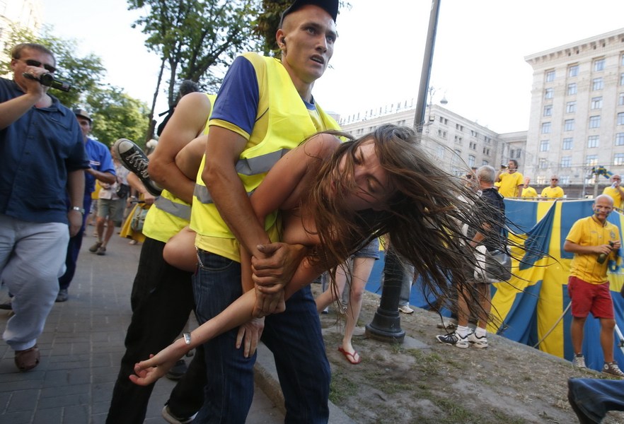 Mujeres de FEMEN desnudas luchan contra la Eurocopa