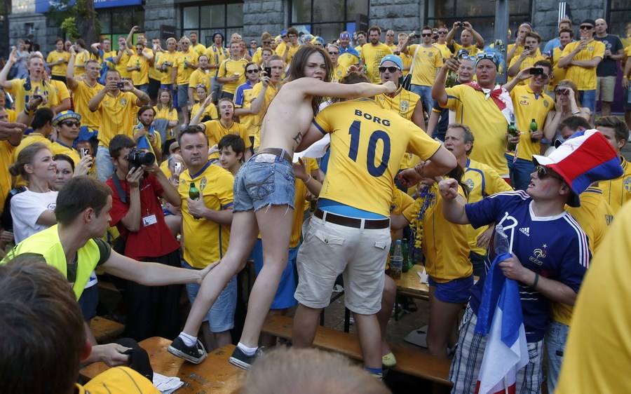 Mujeres de FEMEN desnudas luchan contra la Eurocopa