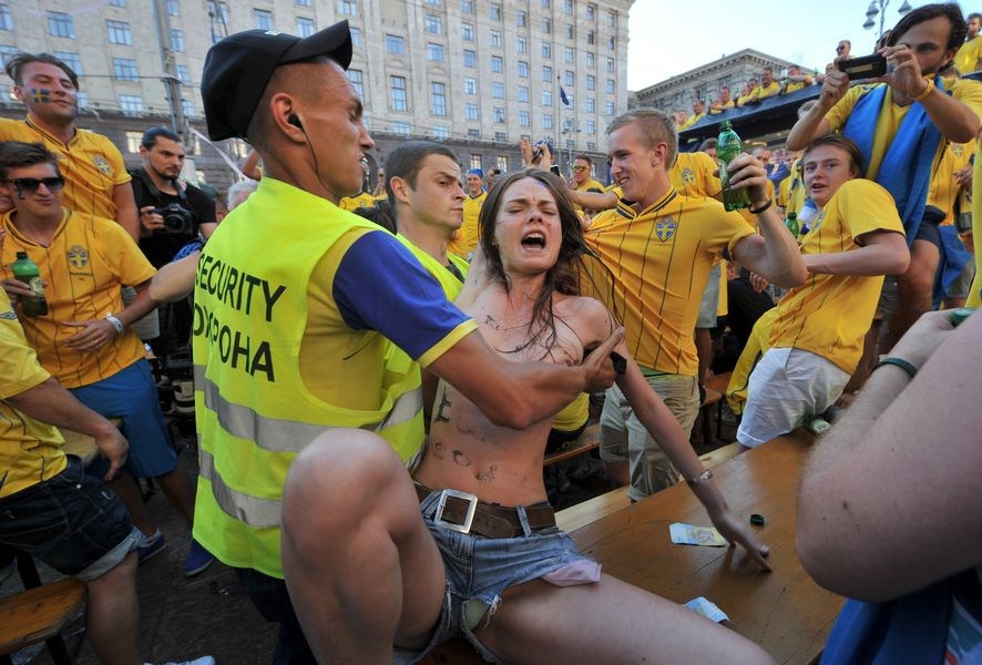 Mujeres de FEMEN desnudas luchan contra la Eurocopa