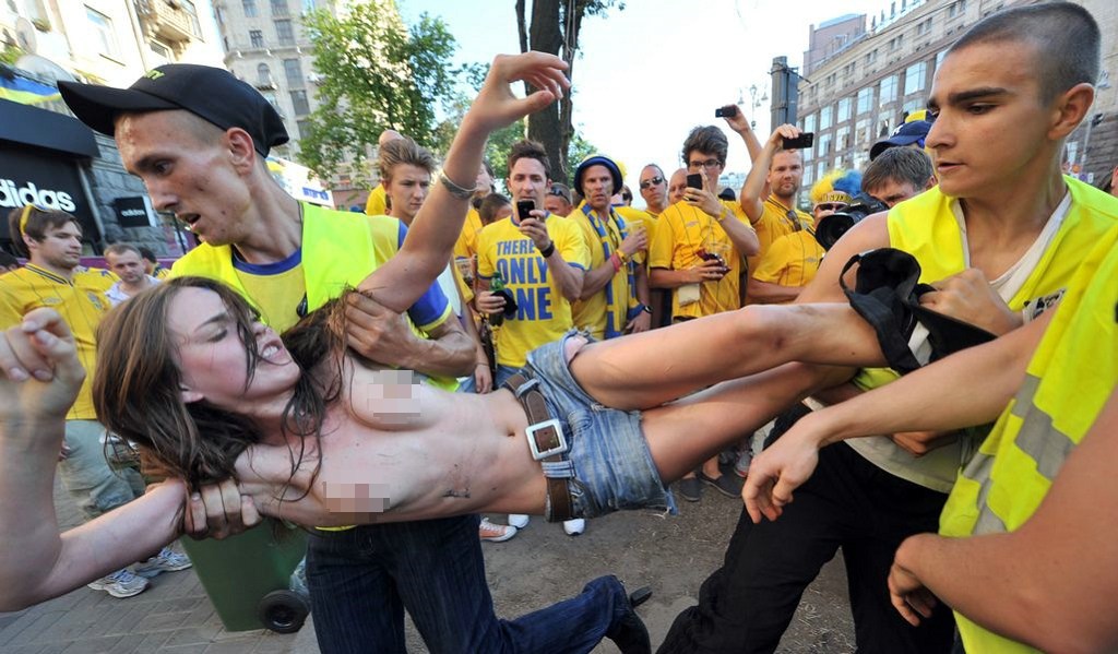 Mujeres de FEMEN desnudas luchan contra la Eurocopa