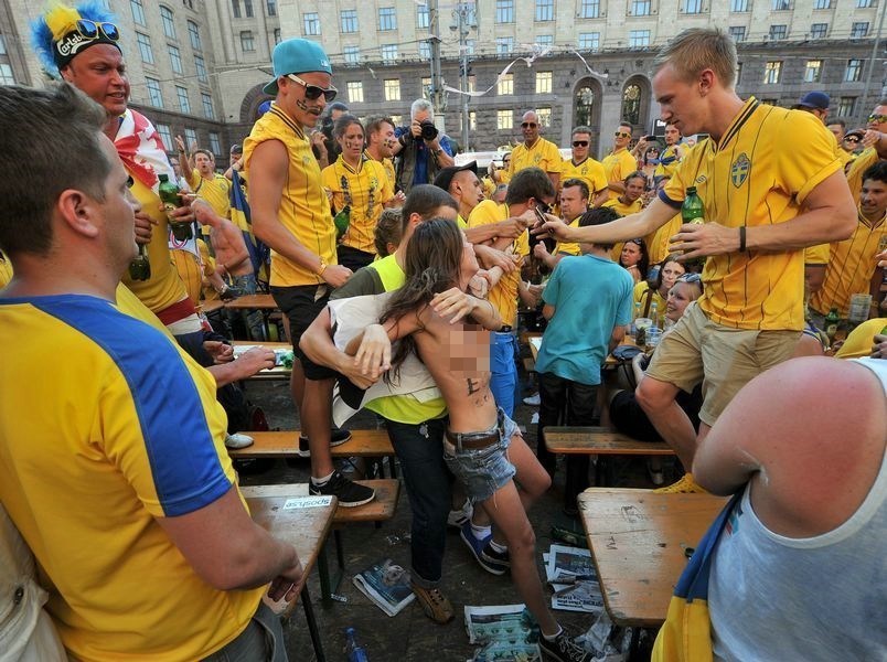 Mujeres de FEMEN desnudas luchan contra la Eurocopa