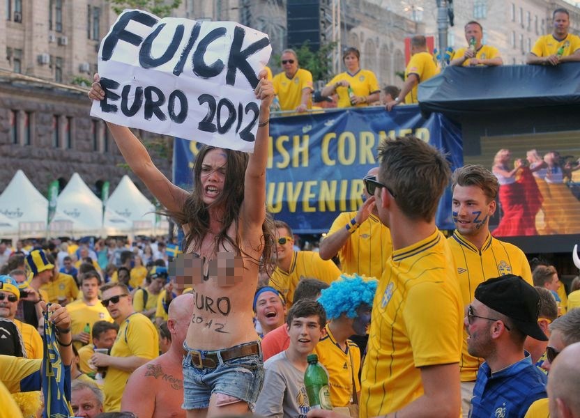 Mujeres de FEMEN desnudas luchan contra la Eurocopa