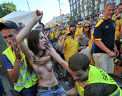 Mujeres de FEMEN desnudas luchan contra la Eurocopa