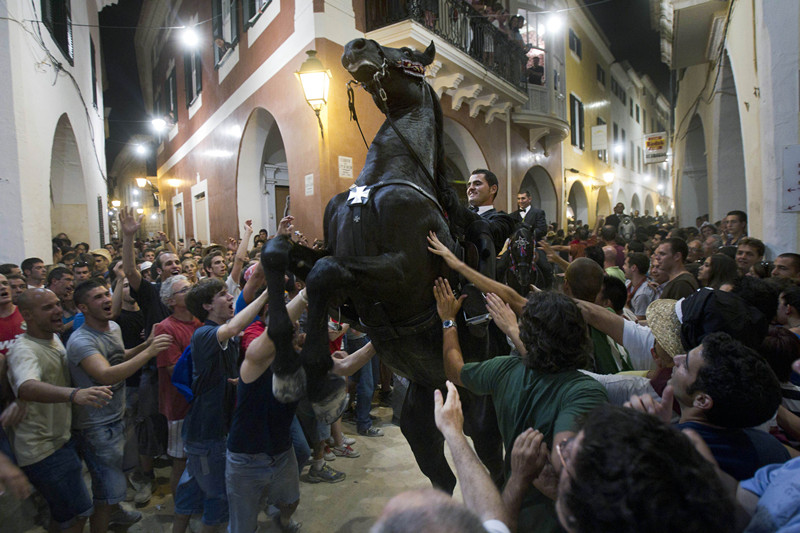 Fiesta de San Juan en España, llena de animación y alegría