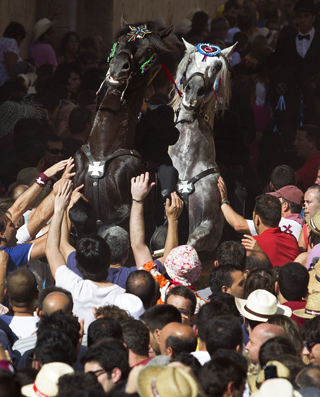 Fiesta de San Juan en España, llena de animación y alegría