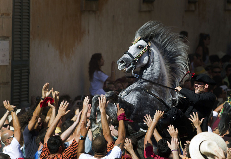 Fiesta de San Juan en España, llena de animación y alegría