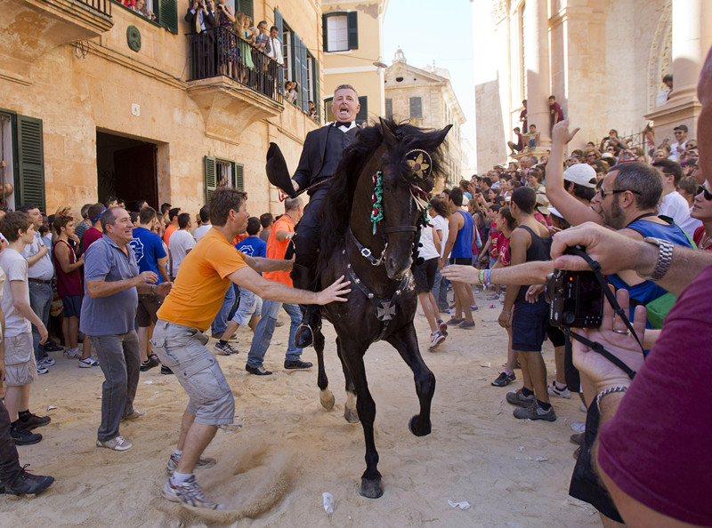 Fiesta de San Juan en España, llena de animación y alegría