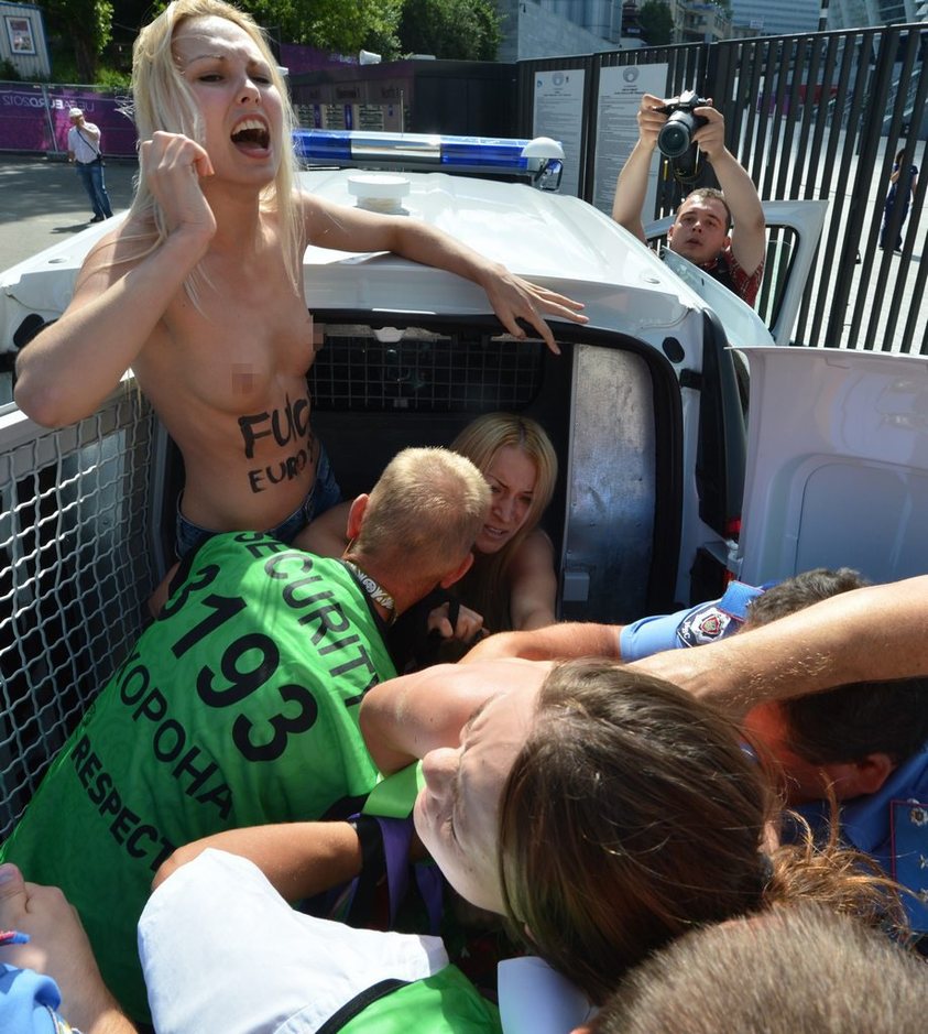 FEMEN desnuda otra vez en Eurocopa con carteles ¨FUCK EURO 2012¨