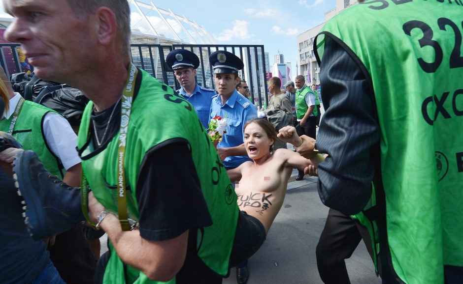 FEMEN desnuda otra vez en Eurocopa con carteles ¨FUCK EURO 2012¨