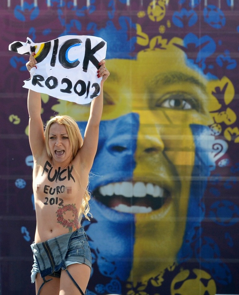 FEMEN desnuda otra vez en Eurocopa con carteles ¨FUCK EURO 2012¨