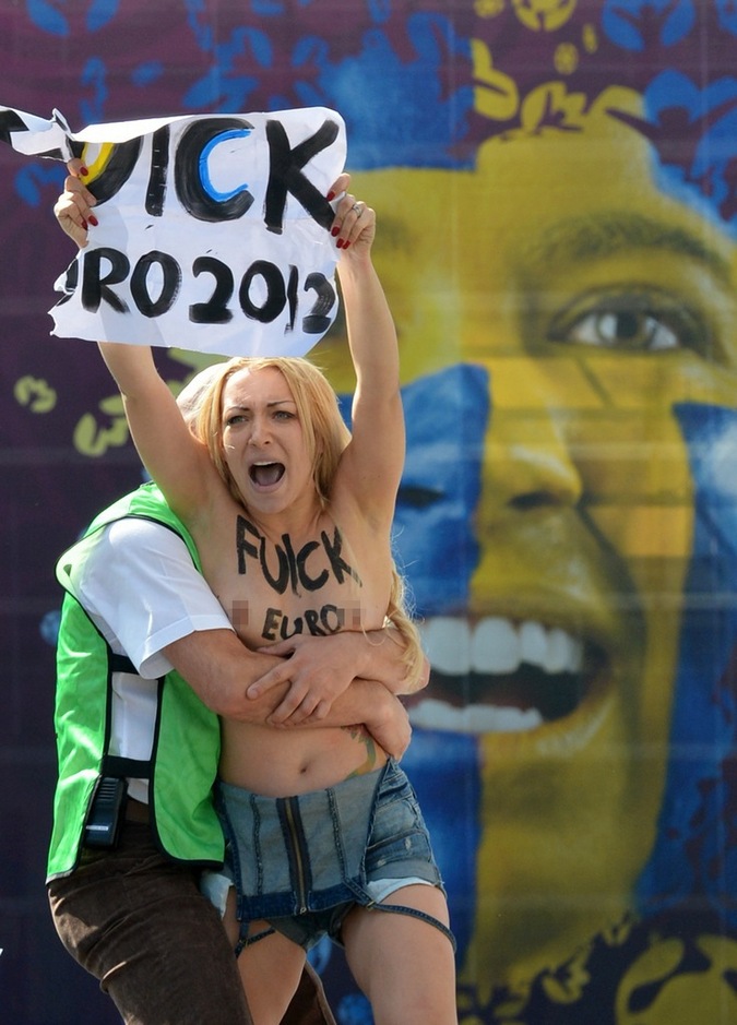 FEMEN desnuda otra vez en Eurocopa con carteles ¨FUCK EURO 2012¨