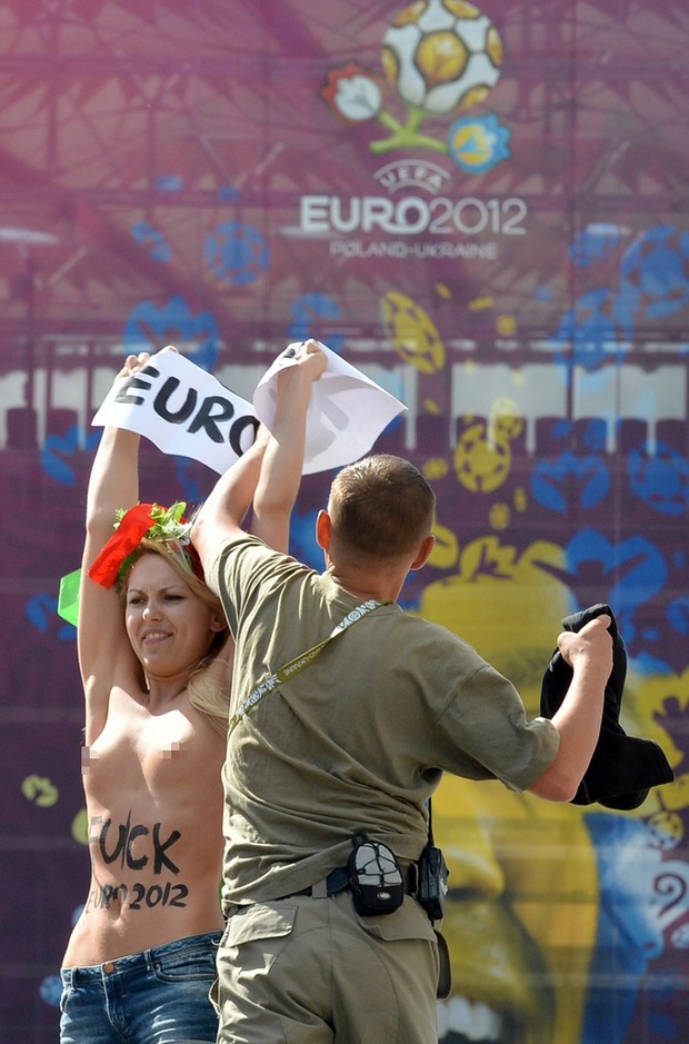 FEMEN desnuda otra vez en Eurocopa con carteles ¨FUCK EURO 2012¨