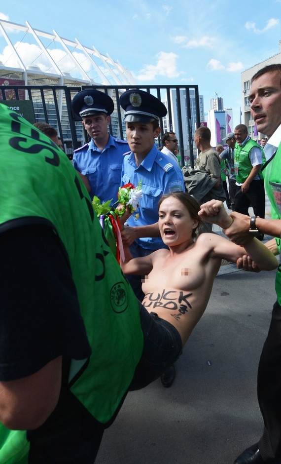 FEMEN desnuda otra vez en Eurocopa con carteles ¨FUCK EURO 2012¨