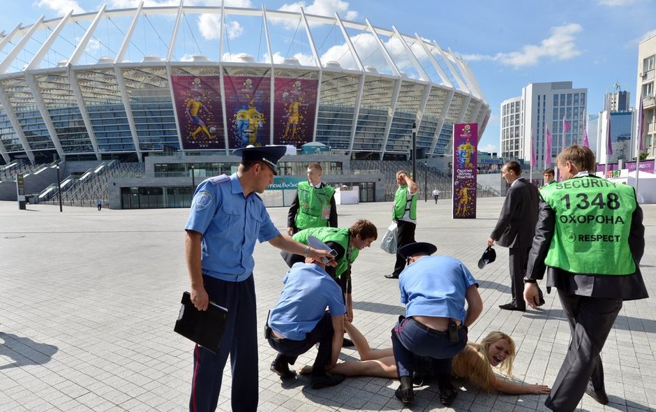 FEMEN desnuda otra vez en Eurocopa con carteles ¨FUCK EURO 2012¨