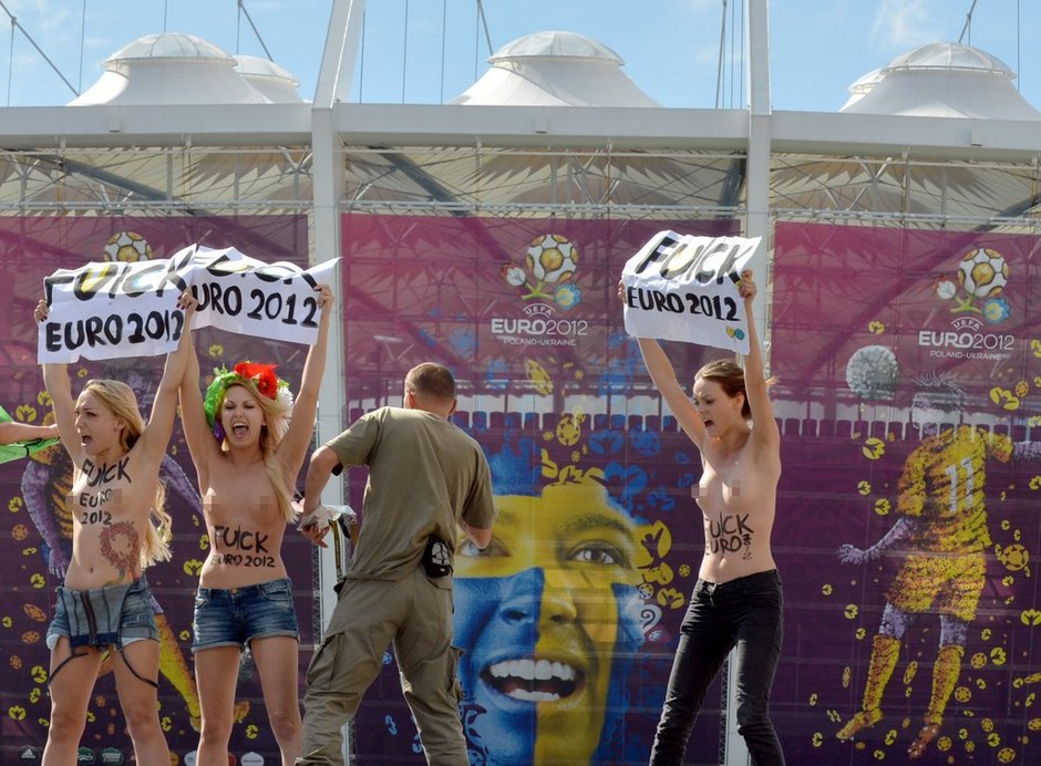 FEMEN desnuda otra vez en Eurocopa con carteles ¨FUCK EURO 2012¨