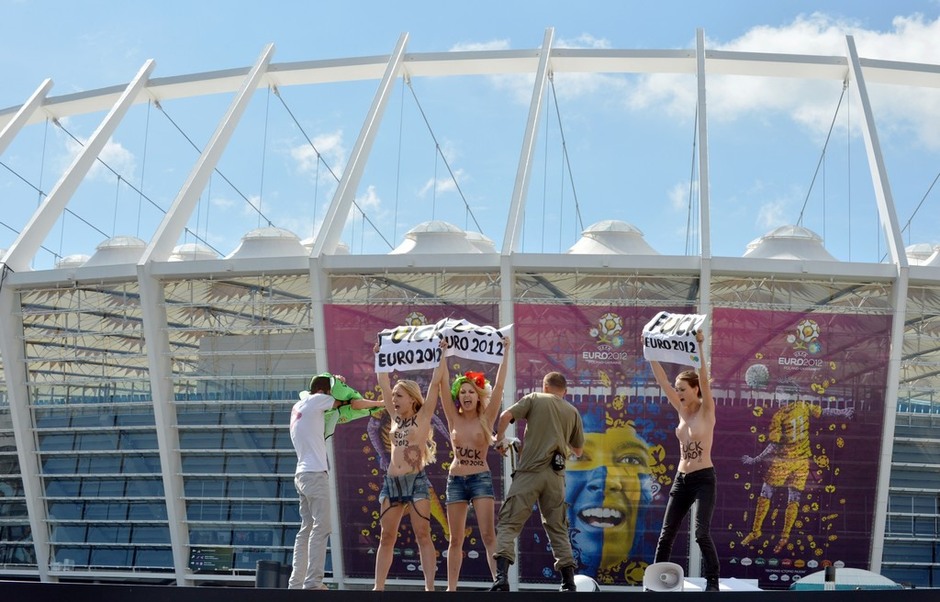 FEMEN desnuda otra vez en Eurocopa con carteles ¨FUCK EURO 2012¨