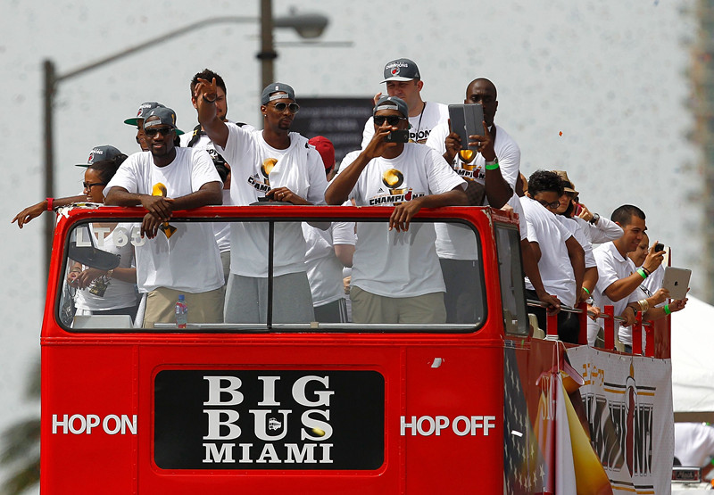 Miami aclama a los Heat en su paseo triunfal‎