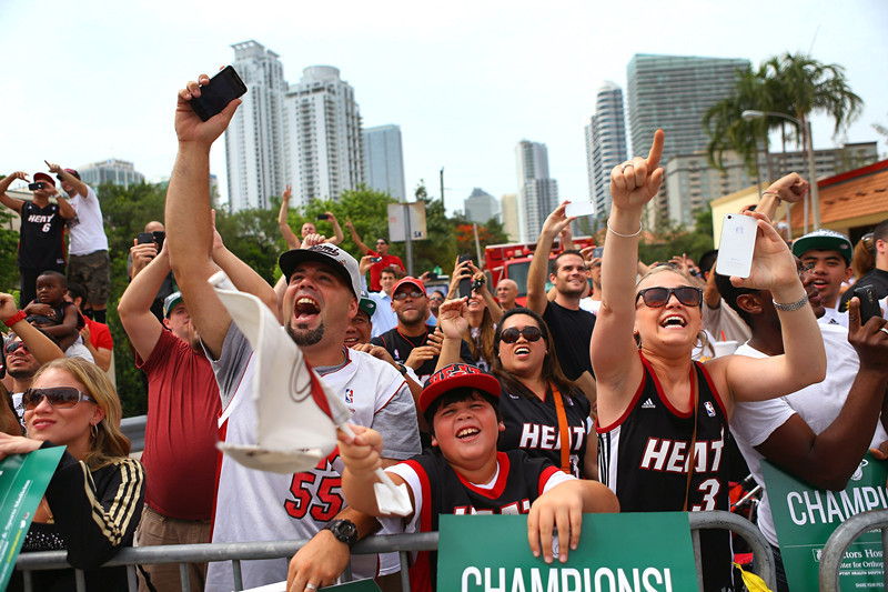 Miami aclama a los Heat en su paseo triunfal‎