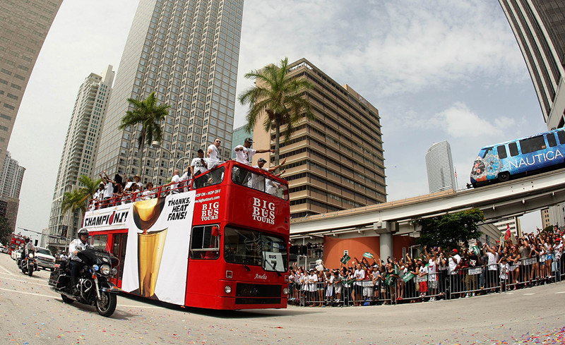 Miami aclama a los Heat en su paseo triunfal‎