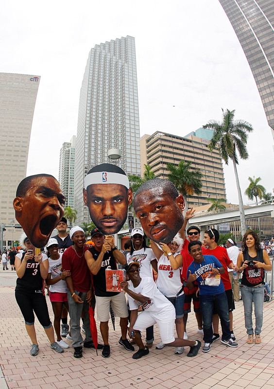 Miami aclama a los Heat en su paseo triunfal‎