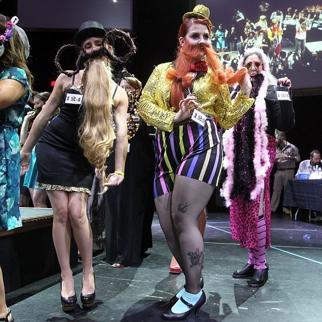 Las mujeres bellas en el concurso de barba y bigote