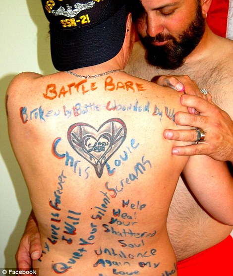 Mujeres desnudas de los soldados estadounidenses llaman la atención al suicidio de soldados