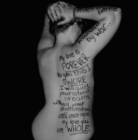 Mujeres desnudas de los soldados estadounidenses llaman la atención al suicidio de soldados