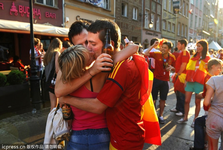 Aficionados locos de la selección portuguesa y española