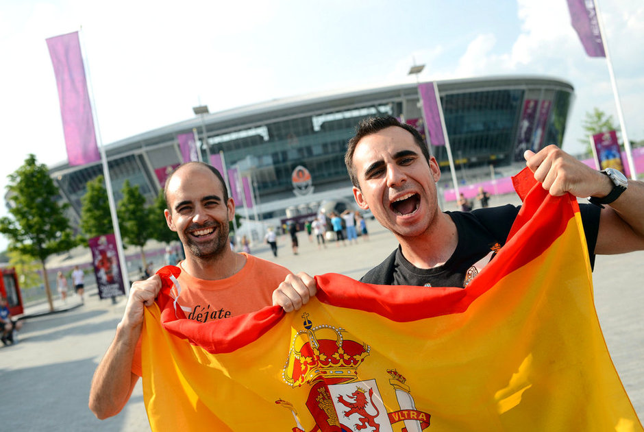 Aficionados locos de la selección portuguesa y española