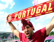 Aficionados locos de la selección portuguesa y española