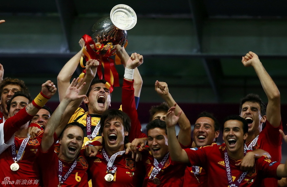 España consigue histórica triple corona internacional con Eurocopa 2012