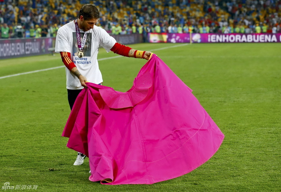 España consigue histórica triple corona internacional con Eurocopa 2012