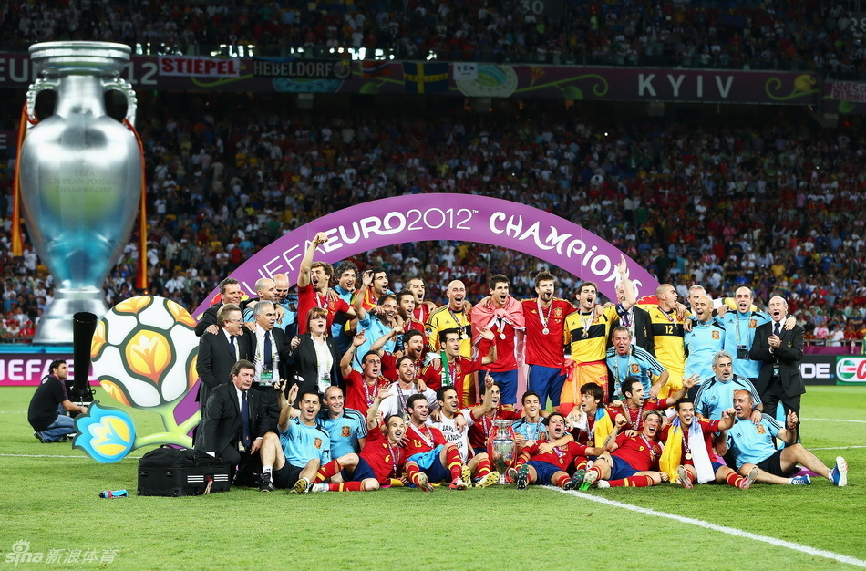 España consigue histórica triple corona internacional con Eurocopa 2012