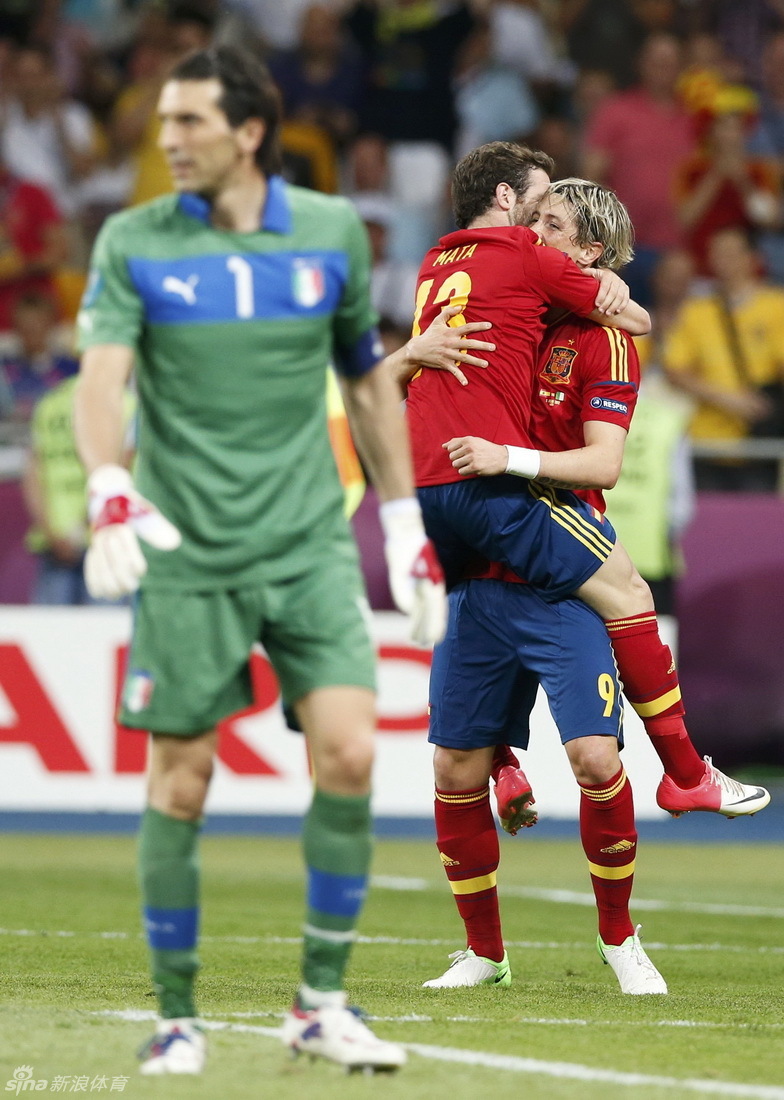 España gana 4-0 en la final a Italia y logra la triple corona (Eurocopa-Mundial-Eurocopa)