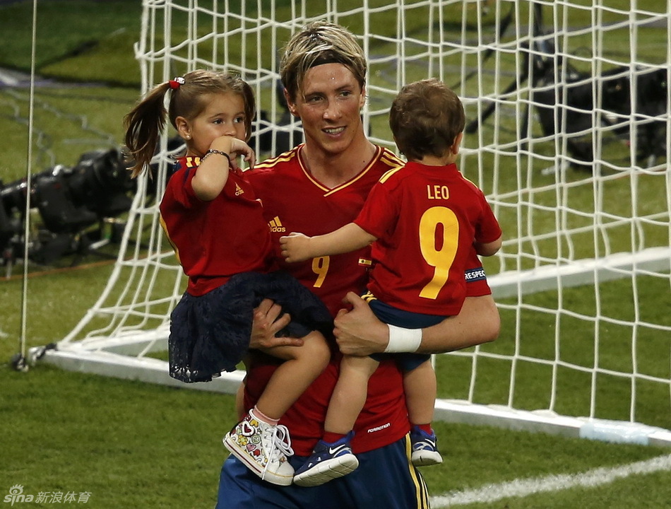 Torres celebra con sus hijos majos y su esposa