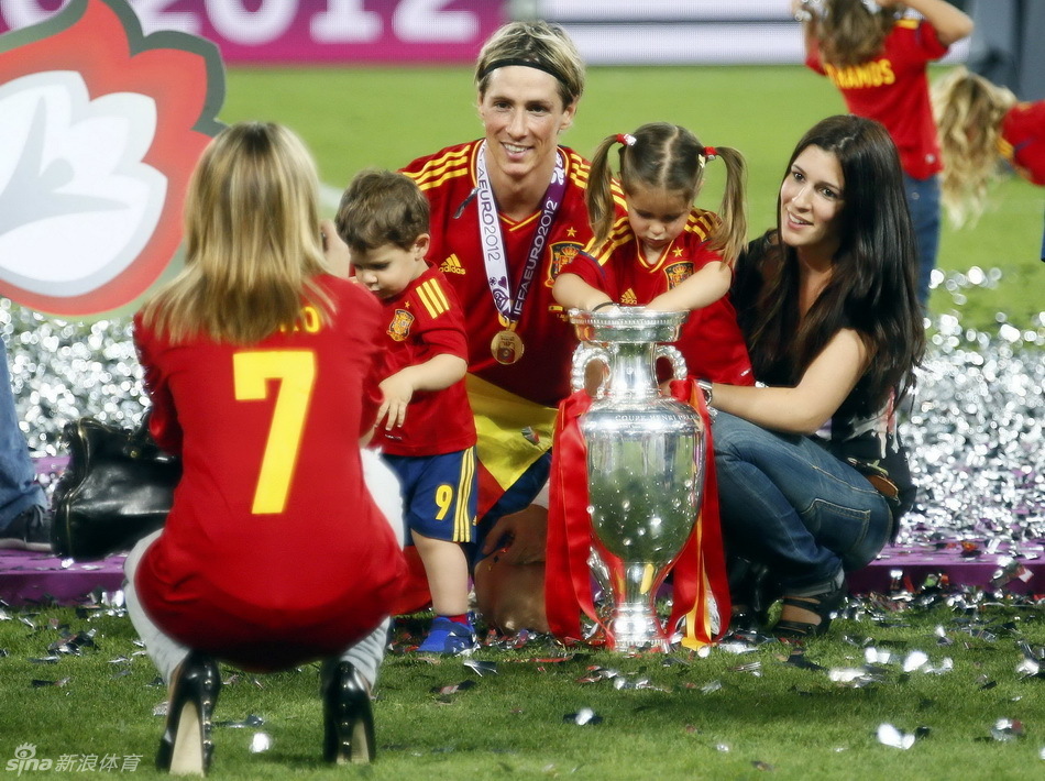 Torres celebra con sus hijos majos y su esposa