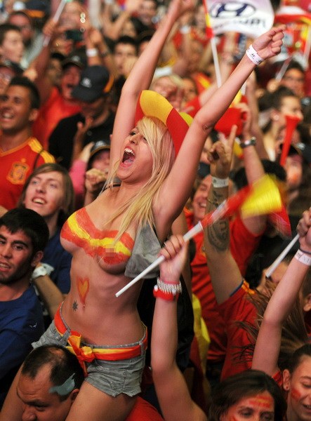 Están locos los aficionados españoles por la triple corona 