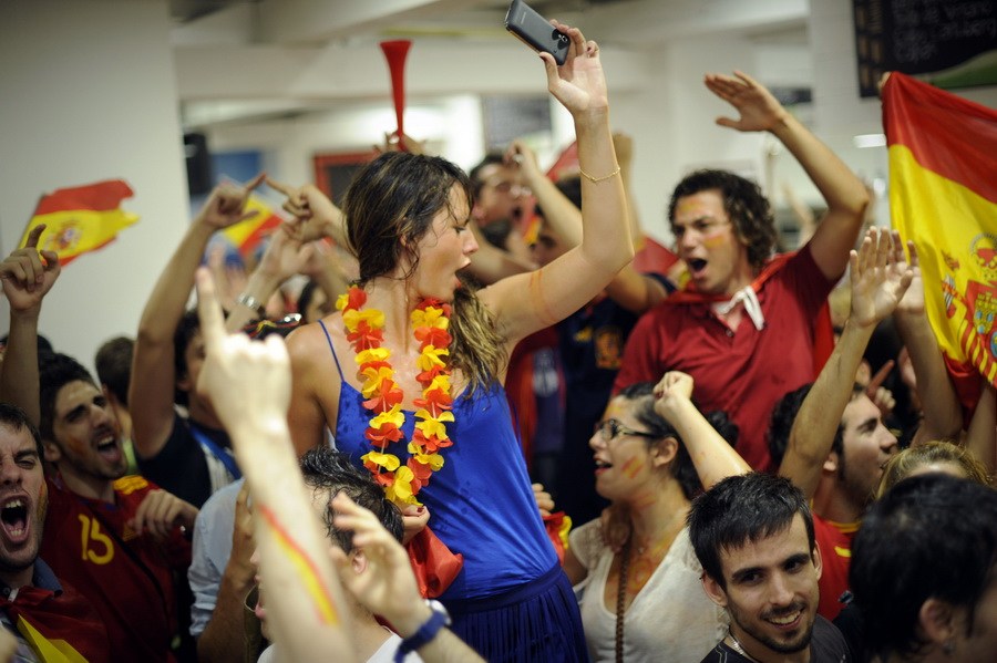 Están locos los aficionados españoles por la triple corona 