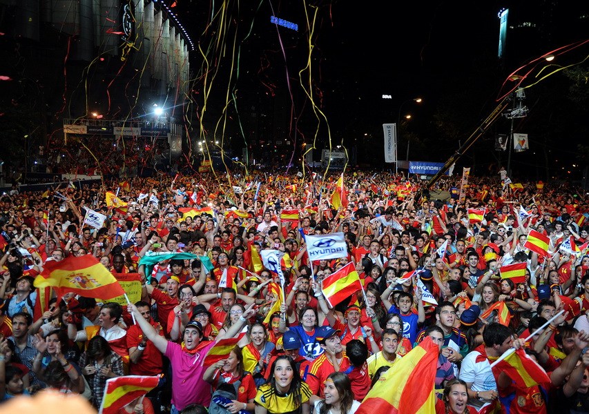 Están locos los aficionados españoles por la triple corona 