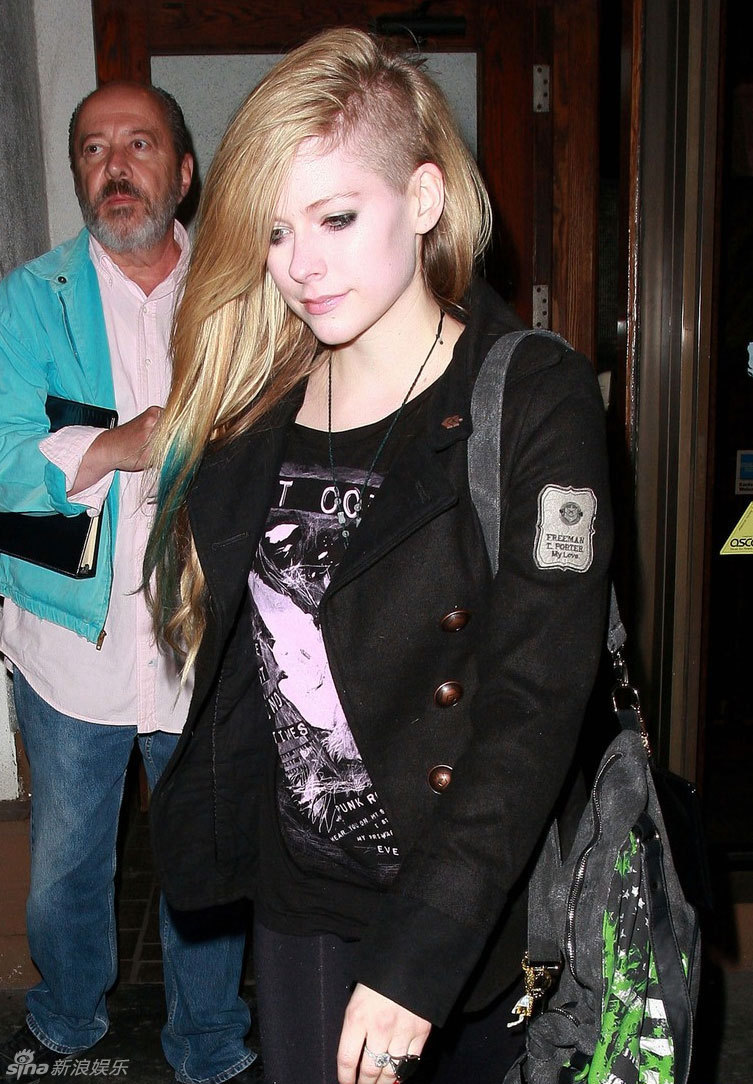 Avril Lavigne se pasa cada vez más PUNK, rock´roll, rocker