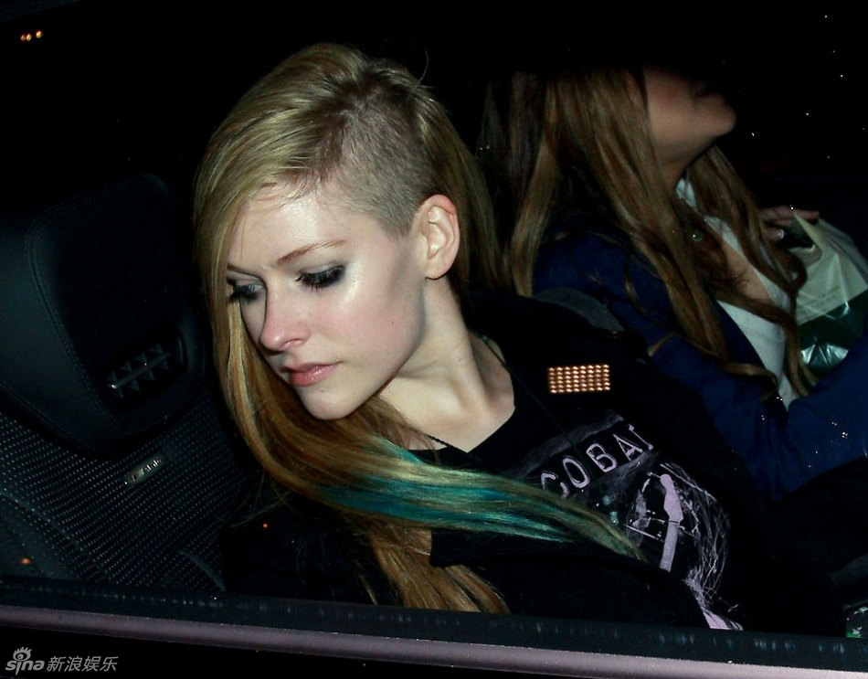 Avril Lavigne se pasa cada vez más PUNK, rock´roll, rocker