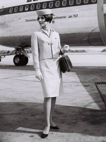 La azafata de Aerolínea alemana Lufthansa en los años 60 de Siglo XX