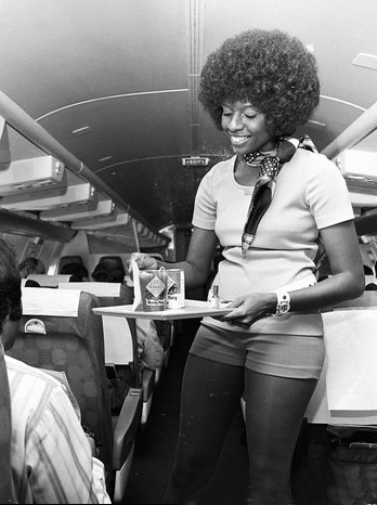 La azafata de Aerolínea del sudoeste de los Estados Unidos estaba de moda con patalones cortos.