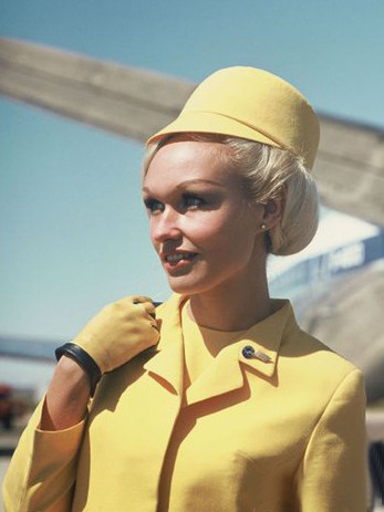La azafata de Aerolínea alemana Lufthansa con uniforme colorado durante 1970-1979
