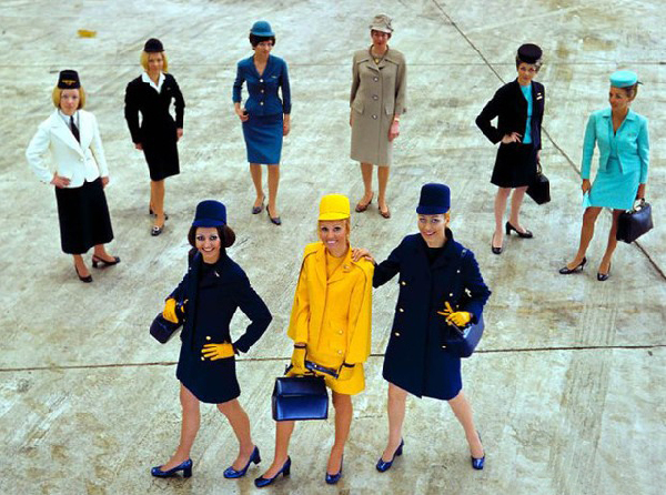 Las azafatas de Aerolínea alemana Lufthansa con uniformes colorados durante 1938-1979
