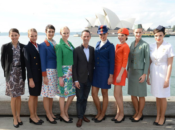 Las azafatas de Aerolínea de Australia con uniformes colorados desde los años 50 del Siglo XX hasta ahora