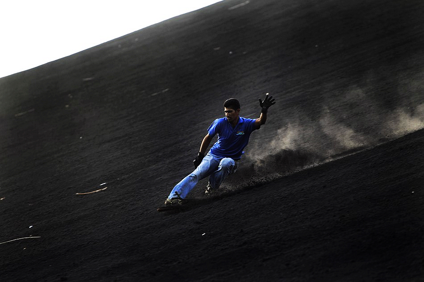 Turismo,aventura, el volcán Cerro Negro ,Nicaragua, naturaleza