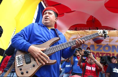 Chávez interpretó un solo de guitarra para su electorado 1